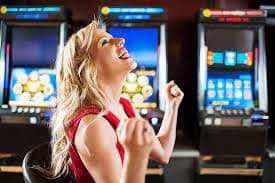Sistem keamanan data digital dengan enkripsi dan firewall ilustrasi mansiontogel